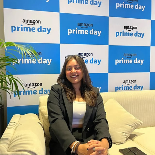 Avni Jain female anchor in aligarh