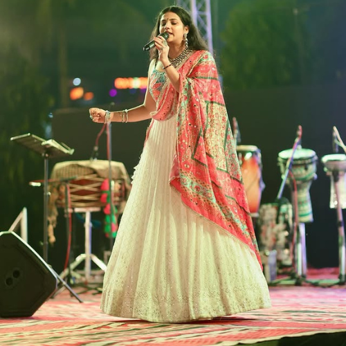 Varsha Singh best female anchor in ghaziabad