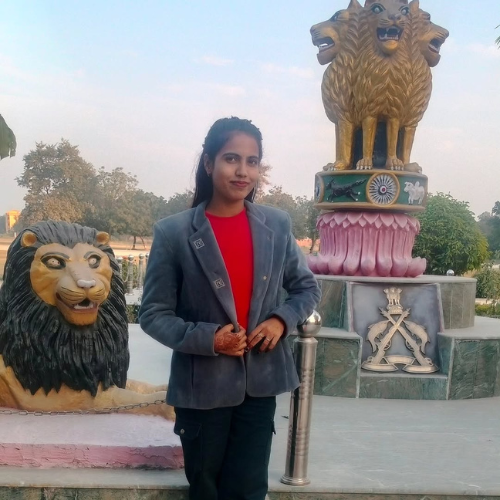 female Singer Vishakha in kanpur