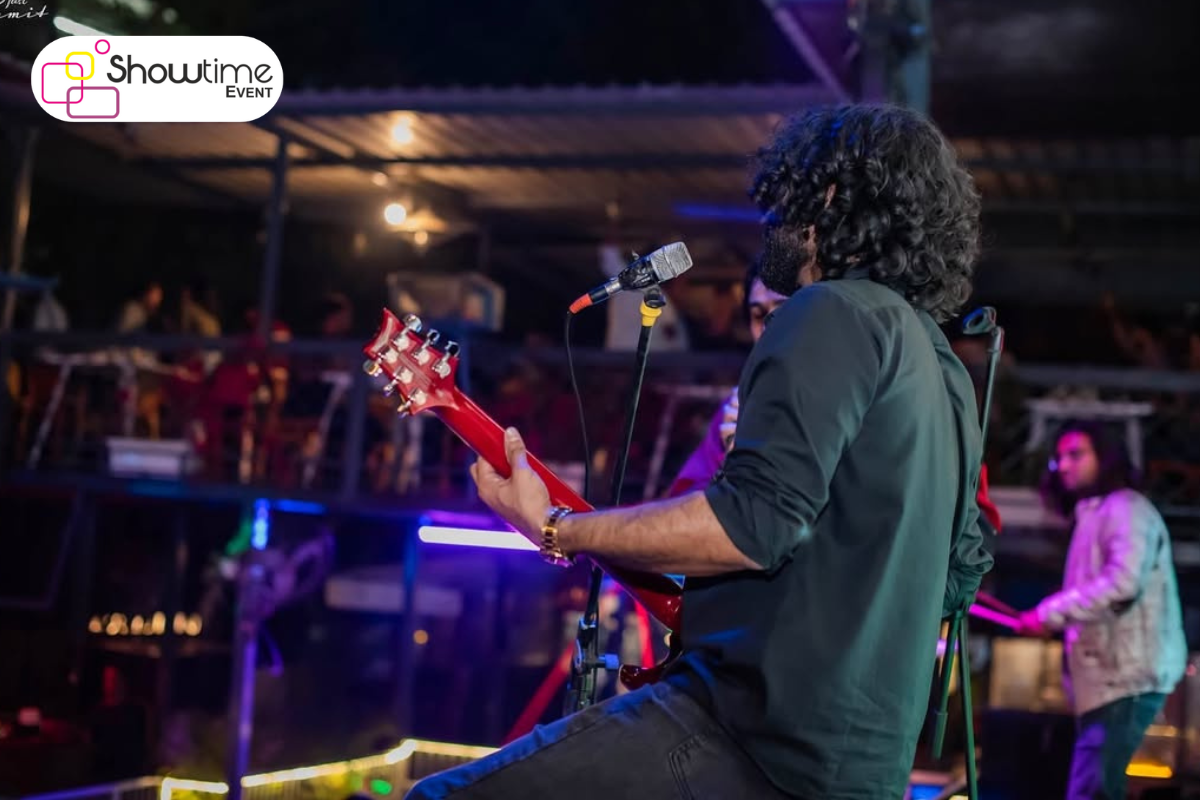 Guitar Players in Delhi